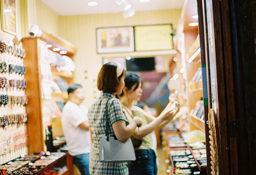 商贸服务中家居百货选品策略：基于商超便利店需求的差异化搭配方案